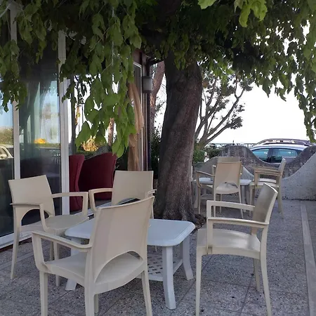 Spacious Double By The Sea Bed & Breakfast 3*