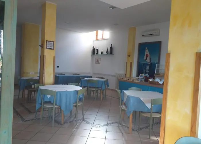 Spacious Double By The Sea Couette-café Pineto