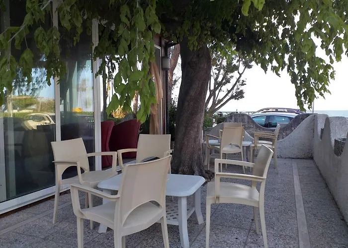 Spacious Double By The Sea Couette-café 3*