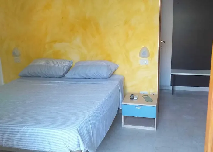 Spacious Double By The Sea Couette-café Pineto